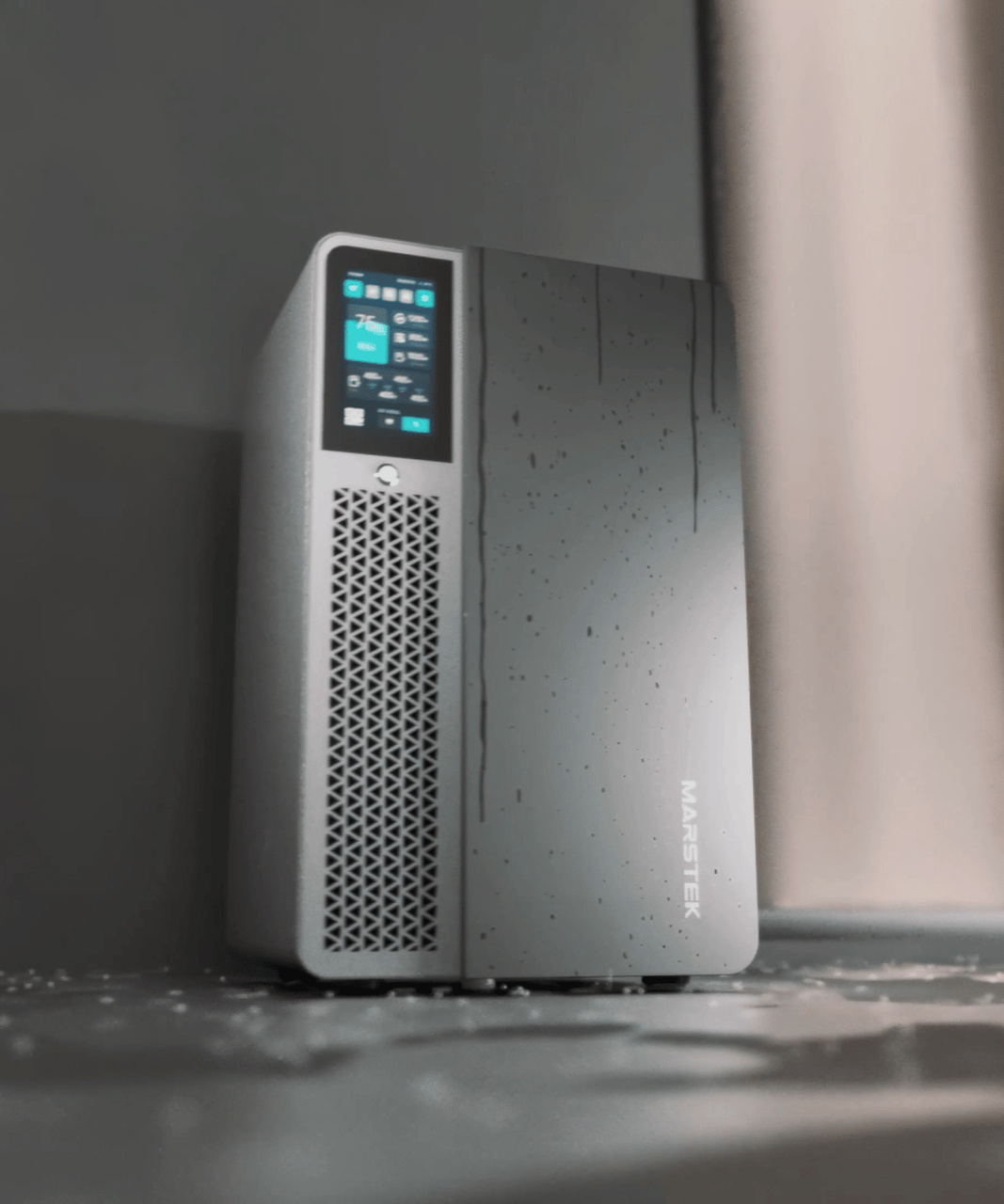 Jupiter-E 5 kWh magazyn energii zamontowany we wnętrzu mieszkania przy balkonie