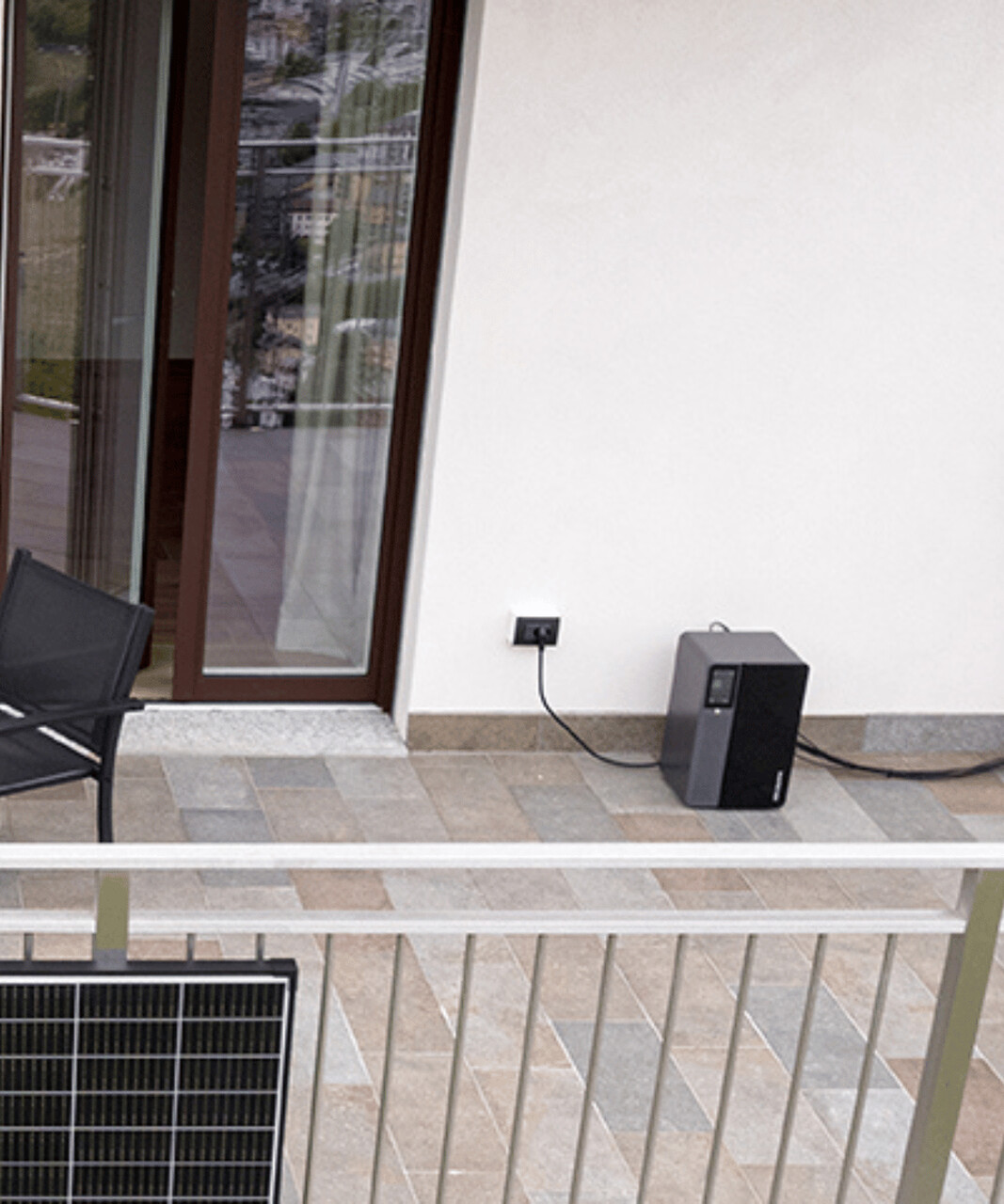 Jupiter-E magazyn energii na balkonie apartamentu z widokiem - współpraca z fotowoltaiką balkonową